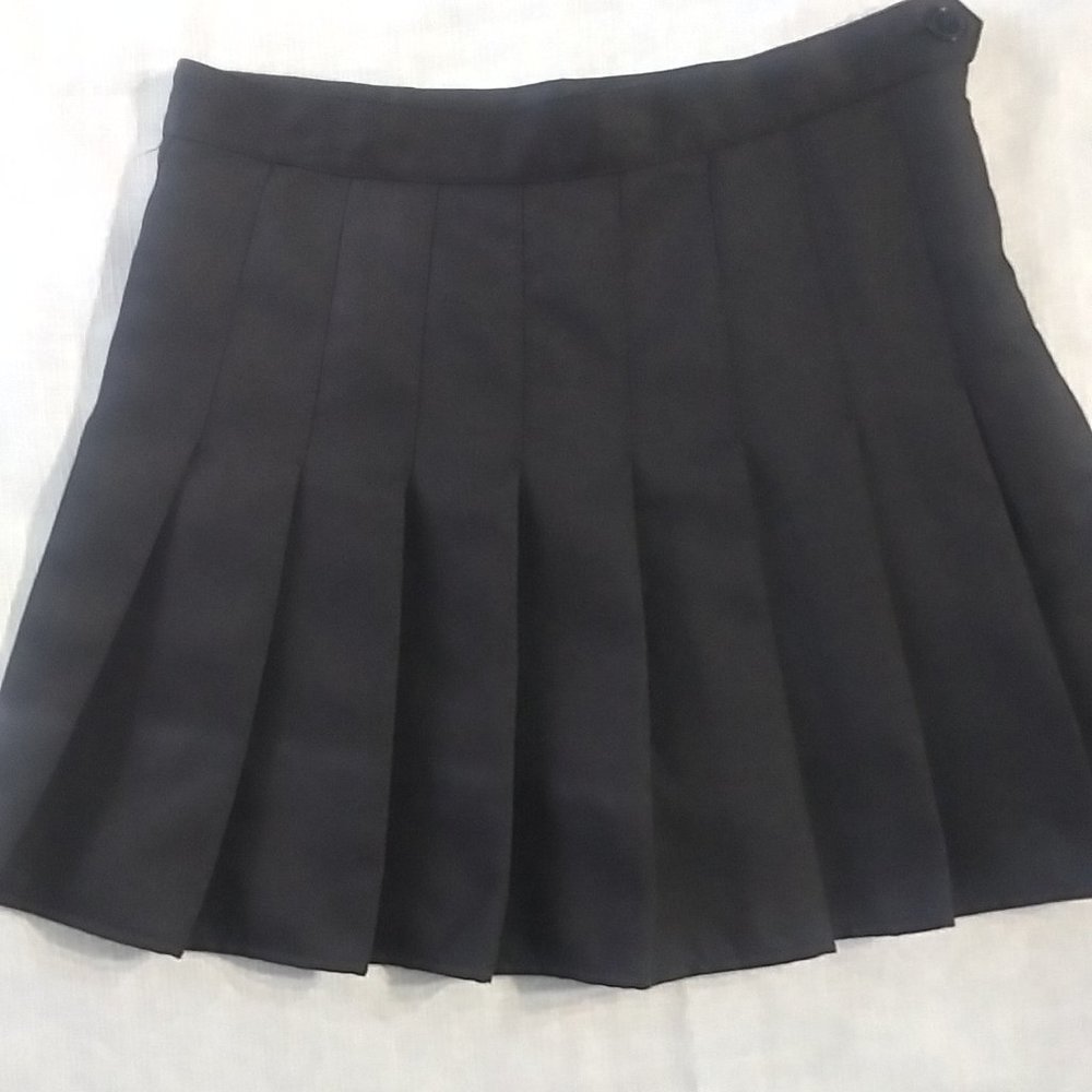 EUC Pleated black skirt with built in shorts size small 90's vibes!!